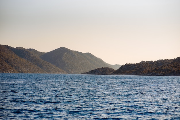 hermoso paisaje con mar y montañas