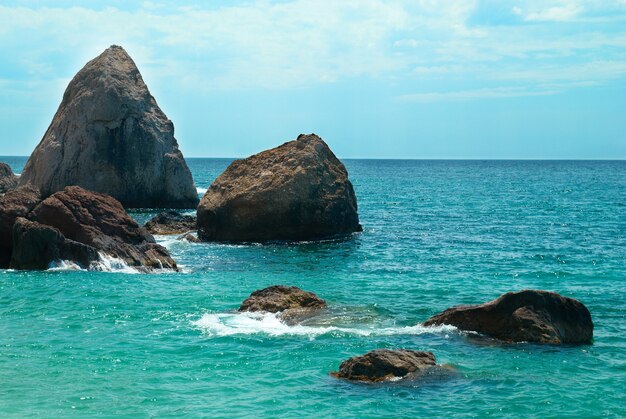 Hermoso paisaje de mar, orilla y rocas.