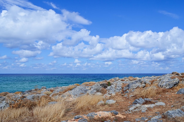 Hermoso paisaje con mar y roca.