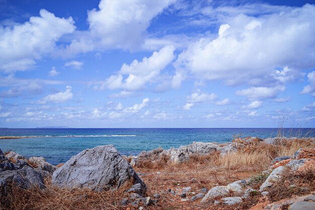 Hermoso paisaje con mar y roca.