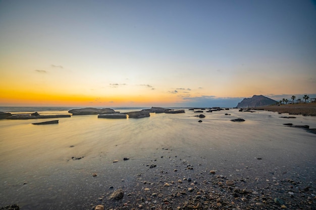 Hermoso paisaje marino al atardecer con formaciones rocosas en el agua