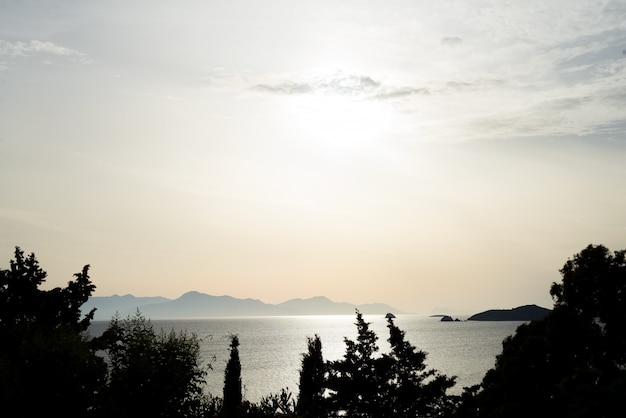 Hermoso paisaje marino al atardecer sobre el mar en Turgutreis, Bodrum, Turquía