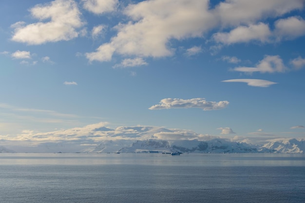 Hermoso paisaje marino de la Antártida