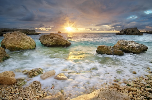 Hermoso paisaje marino. Atardecer en el mar.