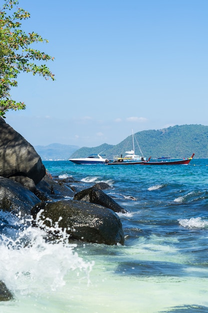 Hermoso paisaje marino. Barcos amarrados en alta mar