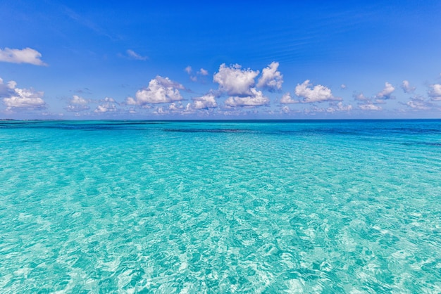 Hermoso paisaje marino brillante, playa de arena, nubes reflejadas en el agua bahía natural minimalista del océano