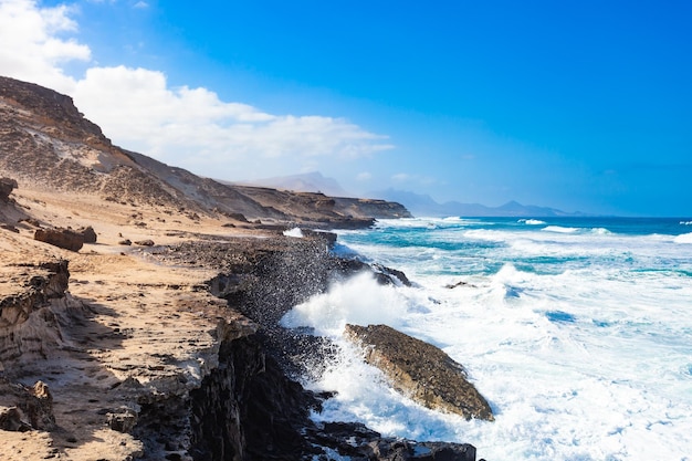 Hermoso paisaje marino con cielo azul y olas en Fuerteventura