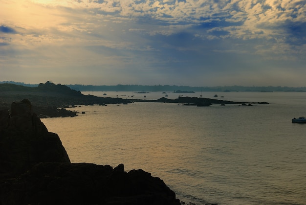 Hermoso paisaje marino con cielo despejado