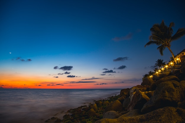 Hermoso paisaje marino en el crepúsculo en Khao Lak