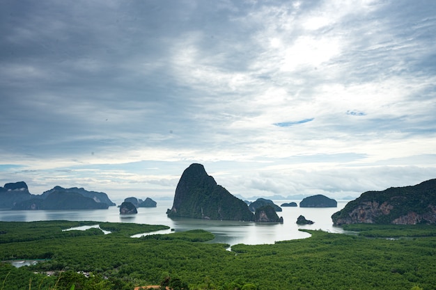 Foto hermoso paisaje marino de la escena de la bahía de phang nga desde el punto de vista de la montaña samed nang chee, phang nga, tailandia