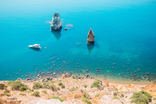 Hermoso paisaje marino. Increíble composición de la naturaleza con montañas y acantilados.