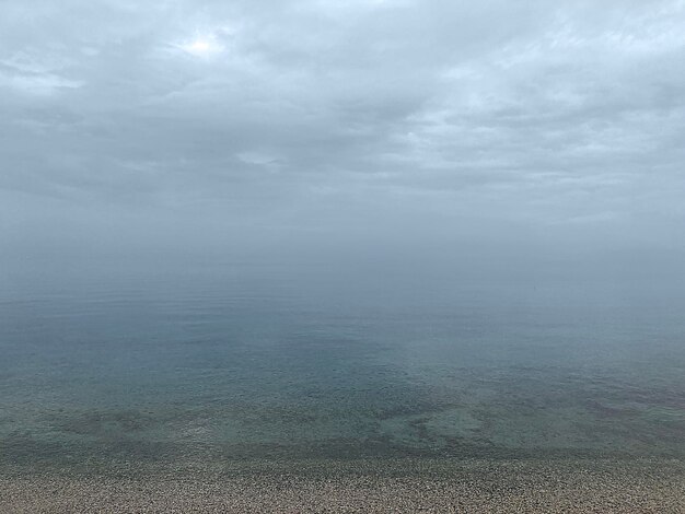 Foto hermoso paisaje marino con mar azul y cielo nublado fondo de la naturaleza