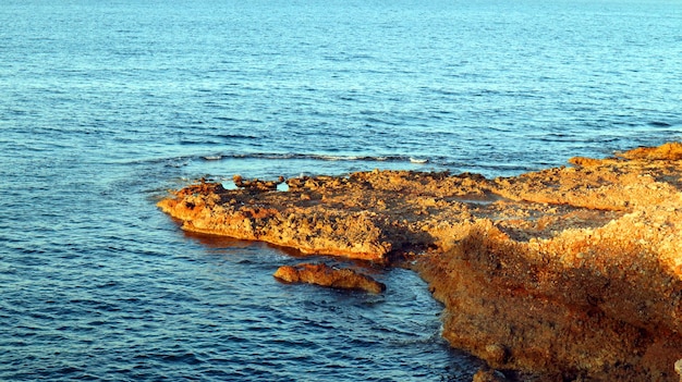 Hermoso paisaje marino, mar, rocas y piedras, cuevas y grutas, iluminación nocturna, puesta de sol, España