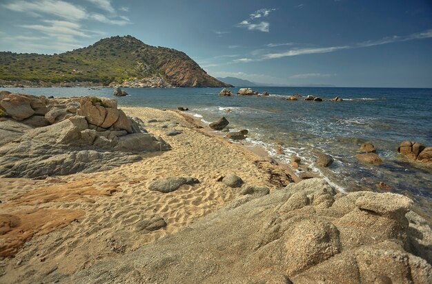 Hermoso paisaje marino de la playa de Cala Sa Figu en el sur de Cerdeña