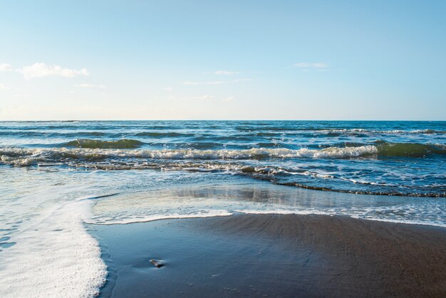 Foto hermoso paisaje marino. playa salvaje del mar de okhotsk