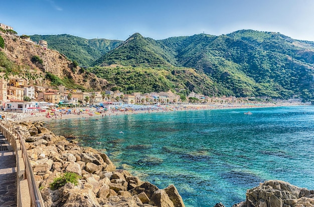 Hermoso paisaje marino en el pueblo de Scilla Calabria Italia