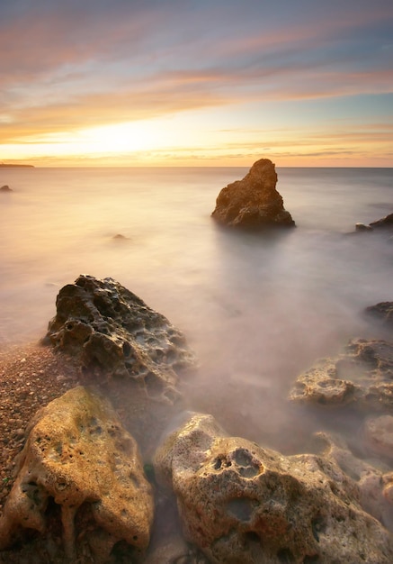 Hermoso paisaje marino Puesta de sol en el mar