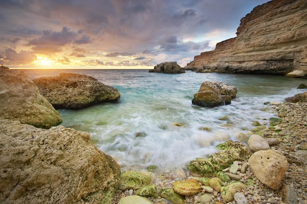 Hermoso paisaje marino Puesta de sol en el mar