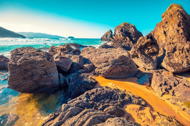 Foto hermoso paisaje marino rocoso en un día soleado