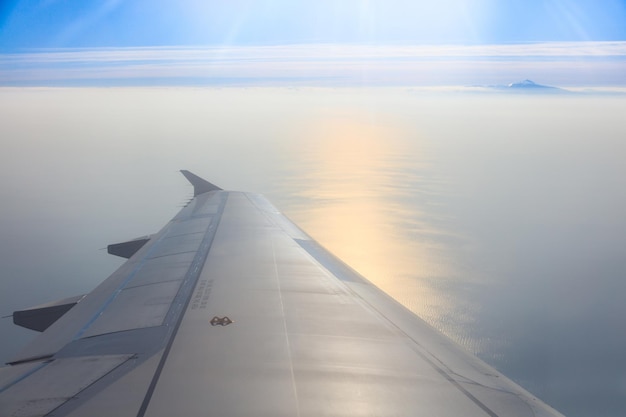 Hermoso paisaje marino desde la ventana de un avión