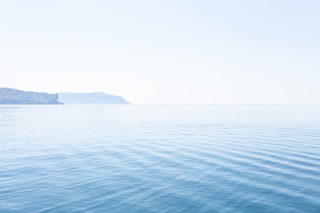 Hermoso paisaje marino de verano tranquilo con aguas azules profundas