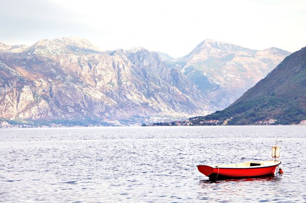 Hermoso paisaje mediterráneo. Montañas y barcos de pesca cerca de la ciudad de Perast, bahía de Kotor (Boka Kotorska), Montenegro.