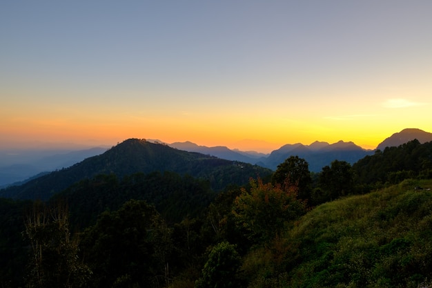 Hermoso paisaje de montaña al atardecer en el mirador de Monson Doi AngKhang