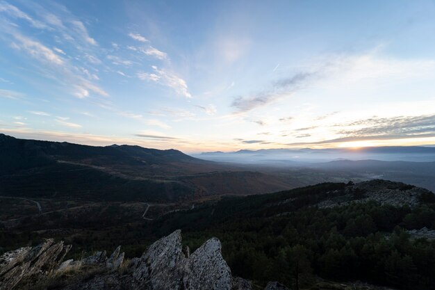 Hermoso paisaje de montaña al atardecer