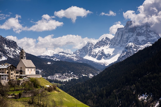 Foto hermoso paisaje de montaña en los alpes italianos.