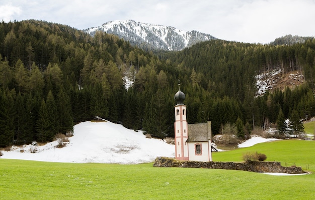 Hermoso paisaje de montaña en los Alpes italianos.