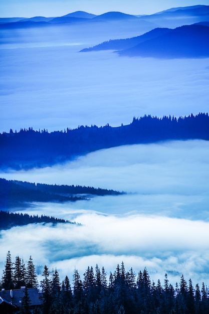 Hermoso paisaje de montaña azul oscuro