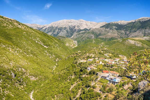 Hermoso paisaje de montaña con bonito cielo