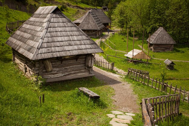 Hermoso paisaje de montaña con casas de madera con un sendero en el fondo de la naturaleza pacífica