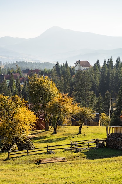 Hermoso paisaje de montaña con casas