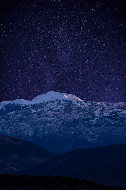 Hermoso paisaje con montaña y cielo estrellado.