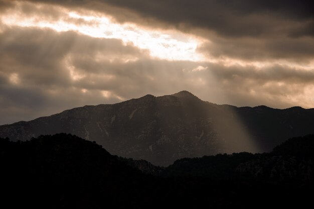 Hermoso paisaje de la montaña bajo el cielo nublado con luz