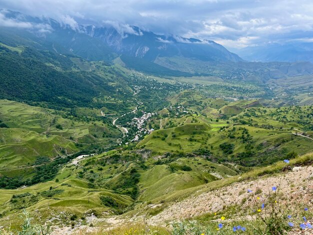 Foto hermoso paisaje de montaña en un día nublado