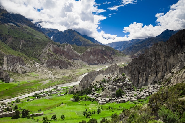 Hermoso paisaje de montaña. Fondo de la naturaleza