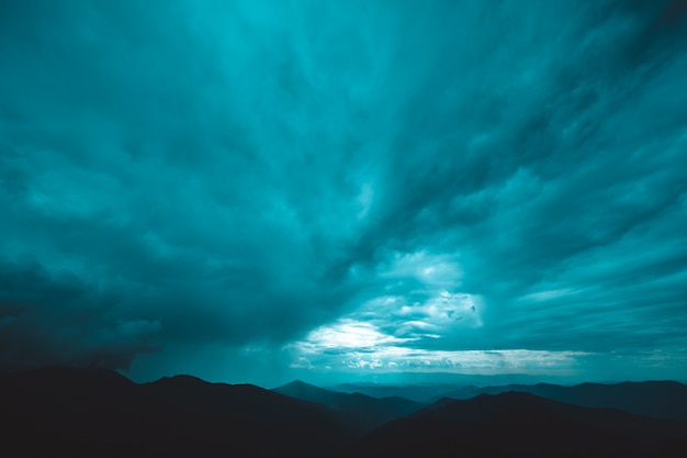 El hermoso paisaje de montaña en el fondo de la nube