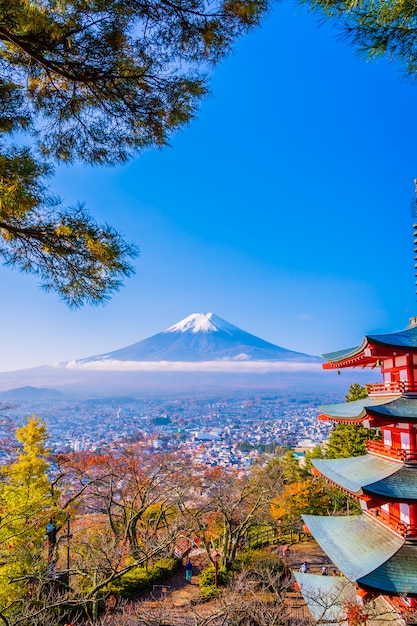 Hermoso paisaje de la montaña de fuji con chureito pagoda alrededor del árbol de la hoja de arce en otoño