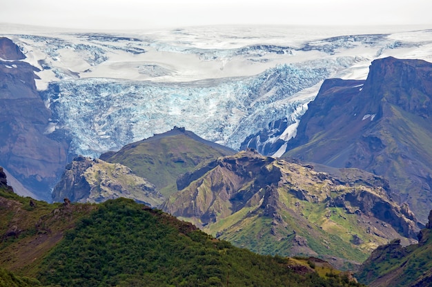 Hermoso paisaje de montaña con glaciar en Islandia