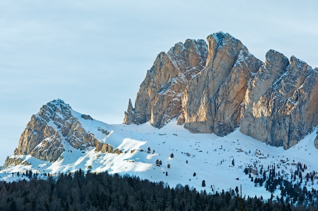 Hermoso paisaje de montaña invernal con bosque de abetos en pendiente Falzarego Pass