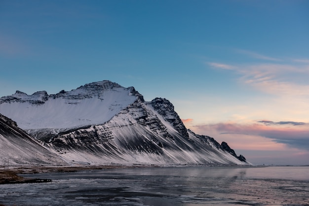 Hermoso paisaje de montaña en Islandia