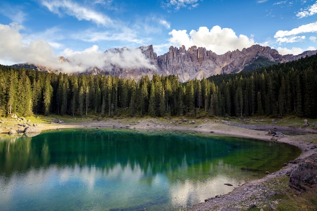 Hermoso paisaje de montaña. Lago di Carezza en los Dolomitas italianos