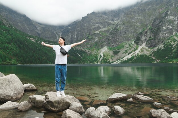 Hermoso paisaje de montaña y lago con hombre