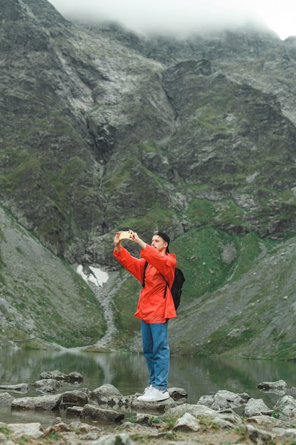 Hermoso paisaje de montaña y lago con hombre