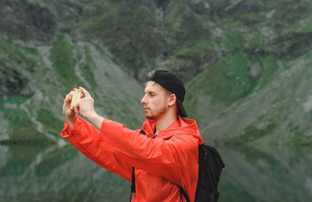 Hermoso paisaje de montaña y lago con hombre