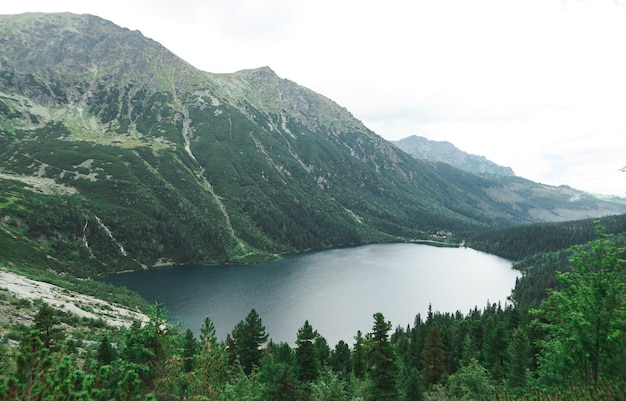 Hermoso paisaje de montaña y lago