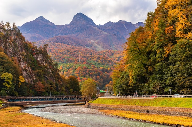 Hermoso paisaje de montaña. Majestuosas montañas del Cáucaso en otoño.