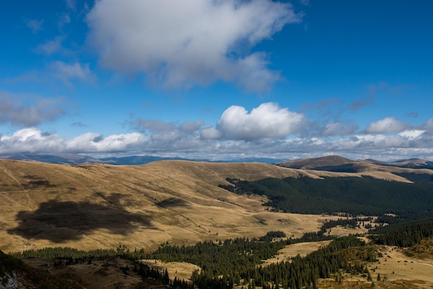 Hermoso paisaje de montaña en las montañas de los Cárpatos de Rumania.